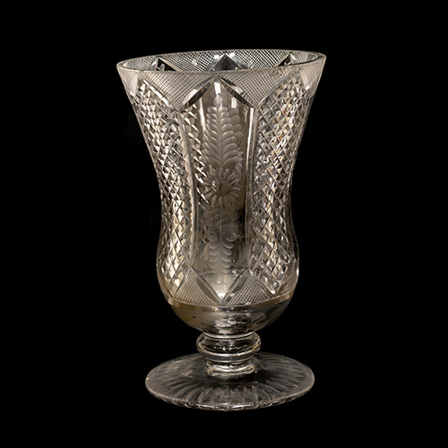 Sub.:19 - Lote: 375 -  Jarrn en cristal grabado y tallado con cuerpo afacetado alternando motivos vegetales y geomtricos. 