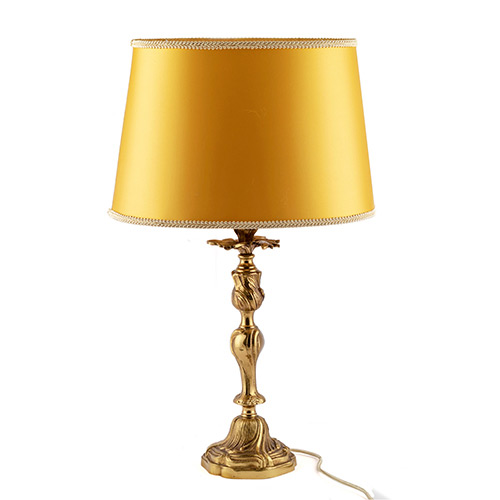 Sub.:19 - Lote: 304 -  Lmpara de sobremesa en bronce dorado estilo Luis XV, con pantalla.