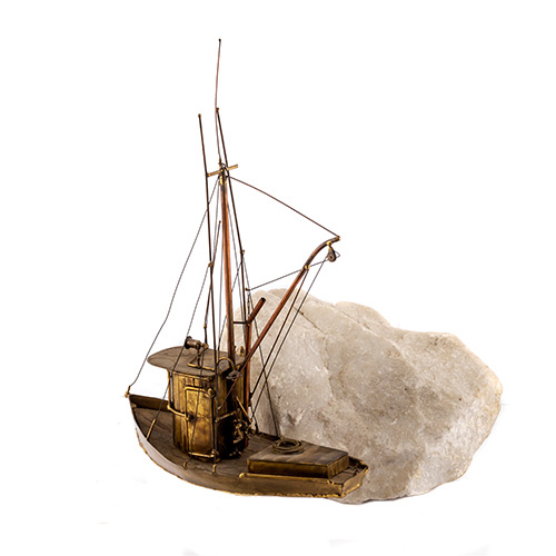 Sub.:19 - Lote: 1425 -  Barco en cobre con base de piedra. Firmado Philip Osurold, 1982.