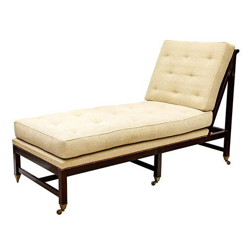 Sub.:19 - Lote: 1310 -  Div�n con estructura en madera y tapicer�a en beige, con ruedas.