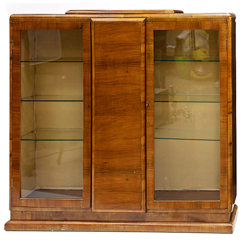 Sub.:19 - Lote: 218 -  Vitrina dec� en madera de nogal con dos puertas en cristal.