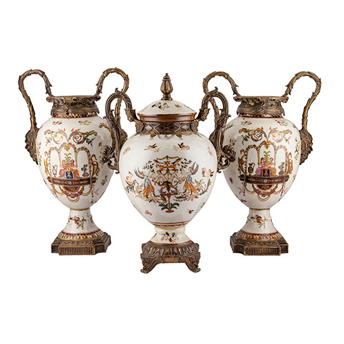 Sub.:19 - Lote: 219 -  Guarnici�n de tres piezas en cer�mica con asas y base en bronce y representaci�n de escenas.