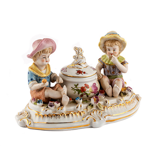 Sub.:19 - Lote: 221 -  Figura en porcelana de ni�os con bote.