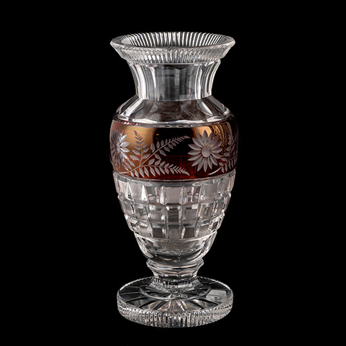 Sub.:19 - Lote: 1373 -  Jarrn en cristal tallado, con detalles florales.