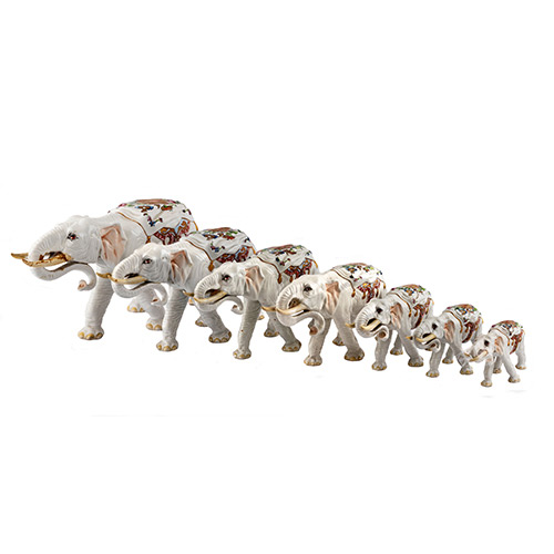 Sub.:19 - Lote: 1455 -  Lote de siete elefantes en porcelana. Algunos con los colmillos consolidados. 