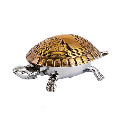 Sub.:19 - Lote: 156 -  Timbre con forma de tortuga con caparazn tallado, en metal dorado y plateado.
