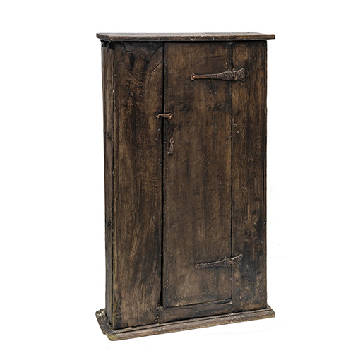 Sub.:19 - Lote: 216 -  Armario r�stico de una puerta, con bisagras vistas.