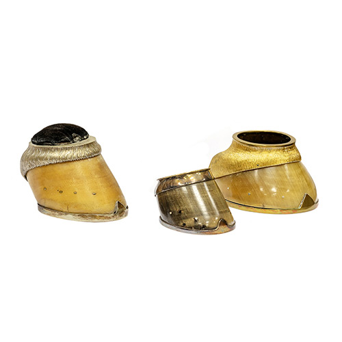 Sub.:19 - Lote: 1272 -  Tres cascos de caballo con montura en plata. 