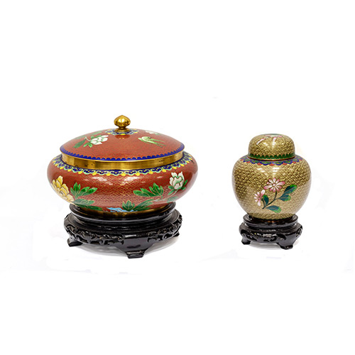 Sub.:19 - Lote: 1299 -  Lote de dos botes de cloisonn� de diferentes tama�os, con peanas de madera.