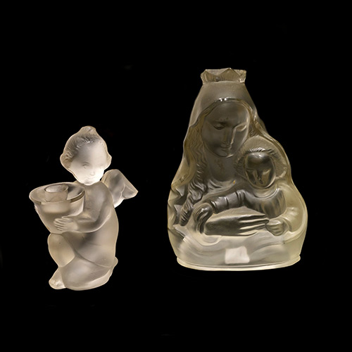 Sub.:19 - Lote: 371 -  Lote de dos objetos en cristal prensado: Virgen con nio y angelito para vela.