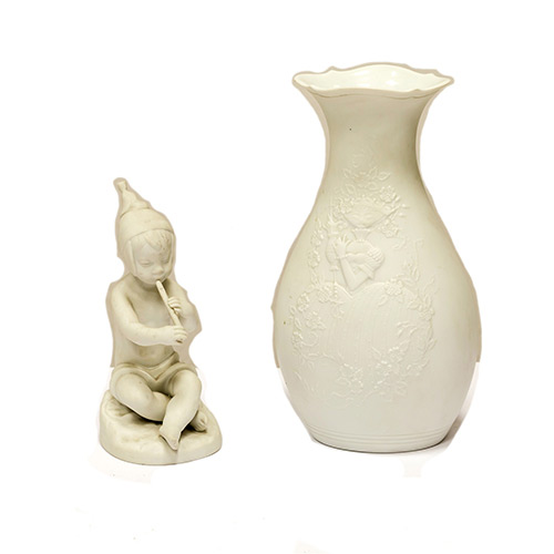 Sub.:19 - Lote: 1314 -  Lote de dos objetos: jarrn blanco en porcelana Kaiser y nio en porcelana de Bidasoa.