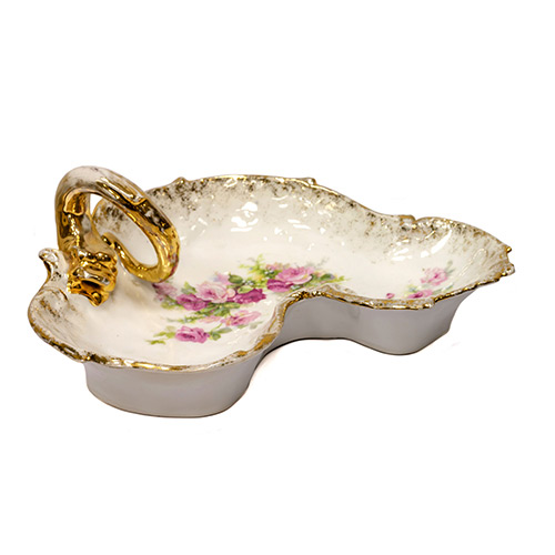 Sub.:19 - Lote: 1298 -  Entremesero lobulado en porcelana con detalles florales y dorados.