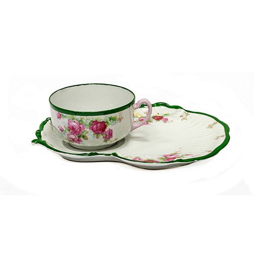 Sub.:19 - Lote: 1300 -  Taz�n con bandeja en porcelana, con detalles en verde.