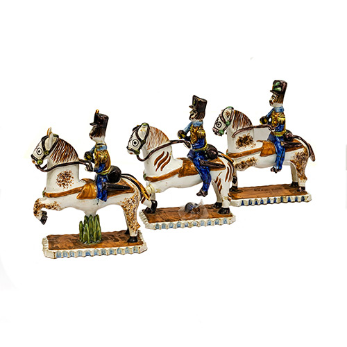 Sub.:19 - Lote: 1273 -  Lote de tres figuras en cer�mica vidriada con representaci�n de jinetes. 