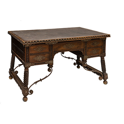 Sub.:19 - Lote: 1427 -  Mesa de despacho con cinco cajones en cintura, patas torneadas y fiadores de hierro con motivos florales. 