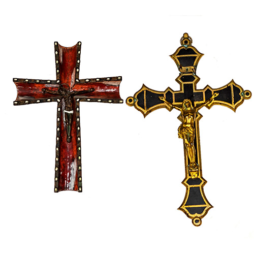 Sub.:19 - Lote: 1449 -  Dos crucifijos. Uno en bronce en dos ptinas y otro en cobre con esmaltes.