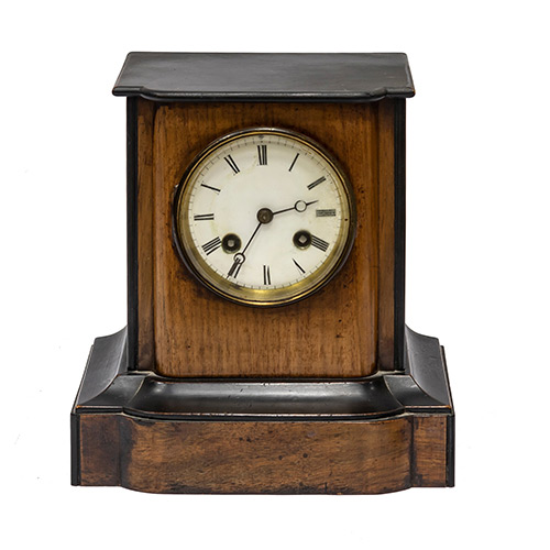 Sub.:19 - Lote: 1399 -  Reloj de sobremesa cuadrado realizado en madera, con nmeros romanos en la esfera. Con llave.