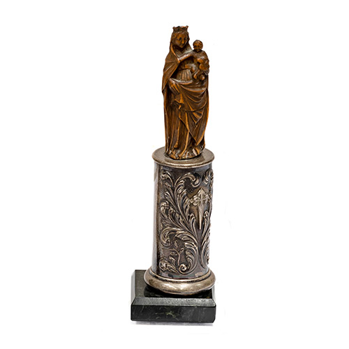 Sub.:19 - Lote: 138 -  Virgen del Pilar en madera con base realizada en plata cincelada. Con punzn de Aladrn, Zaragoza. S. XIX.