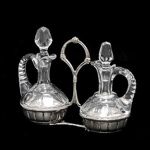 Sub.:19 - Lote: 1436 -  Dos vinajeras en cristal tallado con base en plata y tapn. Un tapn asociado.