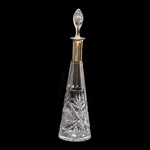 Sub.:19 - Lote: 415 -  Licorera en cristal tallado alargada con boca en plata y tapn de cristal.