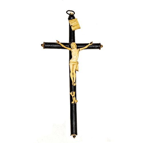 Sub.:19 - Lote: 1450 -  Pequeo cristo realizado en marfil con cruz de bano.