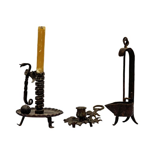 Sub.:2-On - Lote: 1077 -  Lote de candelero, candil en hierro forjado y palmatoria en bronce repujado.
