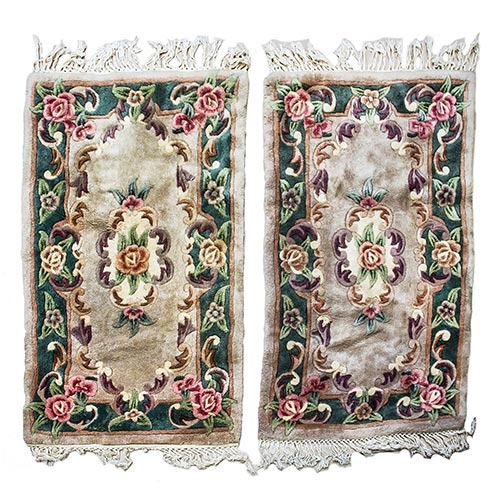 Sub.:2-On - Lote: 257 -  Pareja de alfombras chinas de lateral de cama, con fondo beige y orlas verdes y rosas.