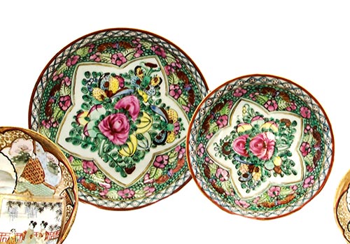 Sub.:2-On - Lote: 833 -  Pareja de platos en porcelana oriental de tipo satsuma. Con diversas escenas orientales. Uno consolidado y con pequea falta.