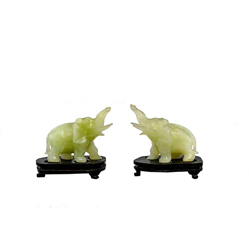 Sub.:2-On - Lote: 1473 -  Pareja de elefantes tallados en jade. Sobre peanas de madera. Uno con pequeo pelo.