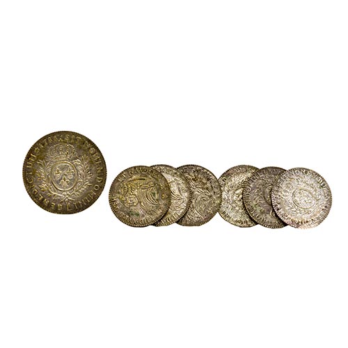 Sub.:2-On - Lote: 1145 -  Lote de siete posavasos, uno de mayor tamao, en metal plateado simulando monedas antiguas.