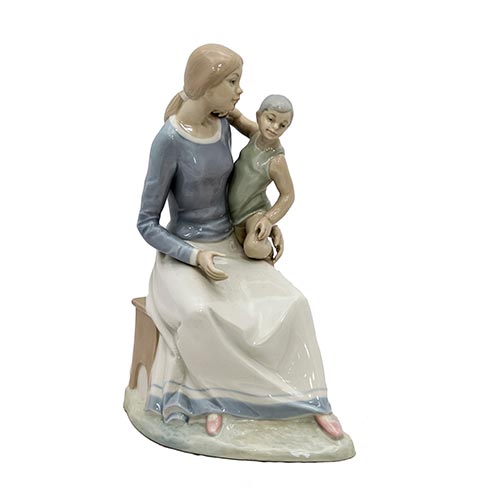Sub.:2-On - Lote: 814 -  Maternidad. Figura en porcelana tipo Lladr.