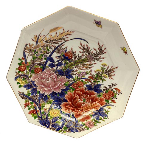 Sub.:2-On - Lote: 784 -  Plato japons en porcelana esmaltada de perfil ochavado octogonal. Con decoracin floral de corte orientalista sobre fondo blanco.