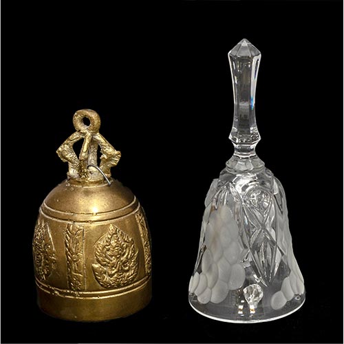 Sub.:2-On - Lote: 915 -  Pareja de campanas, una en cristal tallado y grabado, otra en bronce con cenefa cincelada con la representacin de los dioses Shiva y Ganesha del panten hinduista.