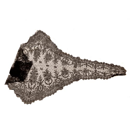 Sub.:2-On - Lote: 1231 -  Mantilla triangular negra con bordados florales.