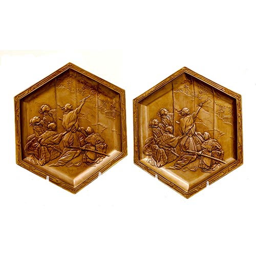 Sub.:2-On - Lote: 940 -  Pareja de platos chinos decorativos hexagonales en metal patinado, con escena de enseanza de la pintura.