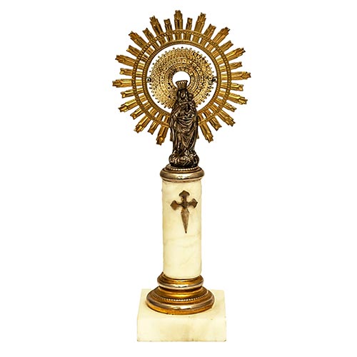 Sub.:2-On - Lote: 1467 -  Virgen del Pilar. Figura en metal plateado sobre columna en mrmol blanco. Cruz de Santiago despegada.