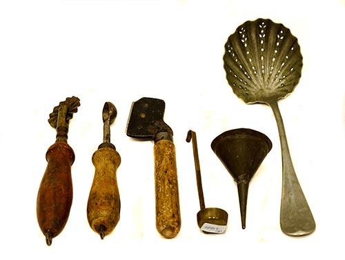 Sub.:2-On - Lote: 1171 -  Lote con seis utensilios antiguos para pastelera.