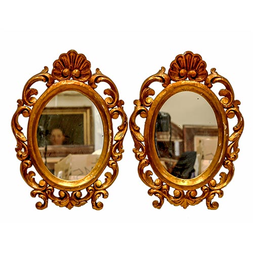 Sub.:2-On - Lote: 111 -  Pareja de pequeos espejos cornucopias rematadas con veneras, en madera dorada.
