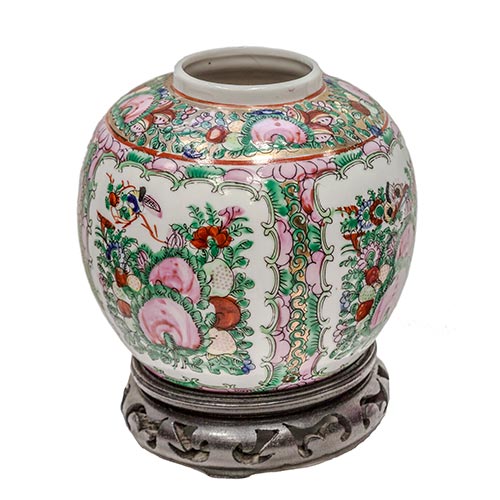 Sub.:2-On - Lote: 921 -  Pequeo tibor oriental en porcelana de Macao con sello en la base y peana de madera.