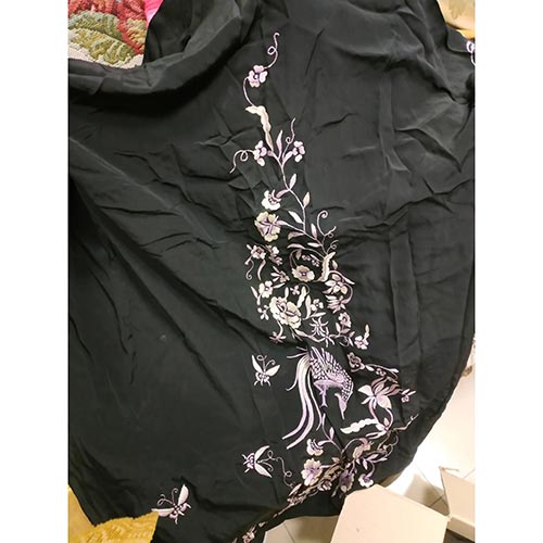 Sub.:2-On - Lote: 1218 -  Kimono en seda negra con bordados florales en morado.roturas