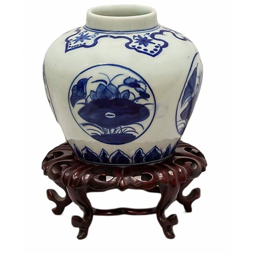 Sub.:2-On - Lote: 923 -  Pequeo jarrn en porcelana con decoracin azul sobre fondo blanco. Con peana de madera.