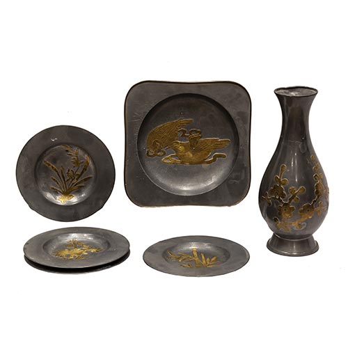 Sub.:2-On - Lote: 924 -  Lote con jarrn y centro con cuatro platos en peltre con decoraciones orientales en latn dorado.