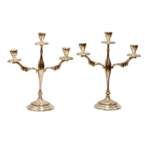 Sub.:2-On - Lote: 1446 -  Dos candelabros de tres luces en metal alpaca plateado.