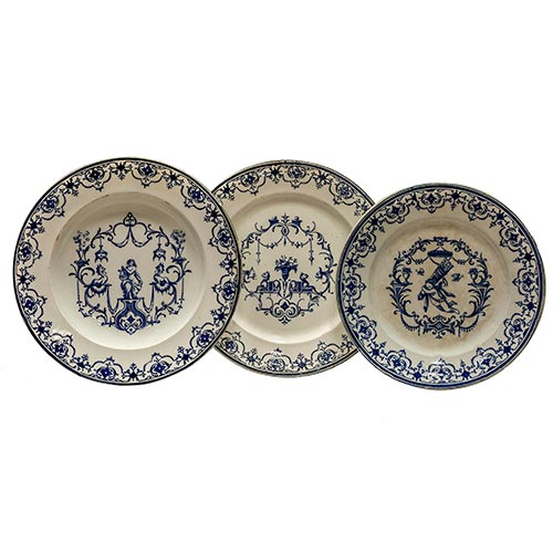 Sub.:2-On - Lote: 682 -  Lote de tres platos en cermica J. Vieillard & Cie de Burdeos, modelo Berain de Moustiers. Con marcas de uso y pelo. Francia, s. XIX.