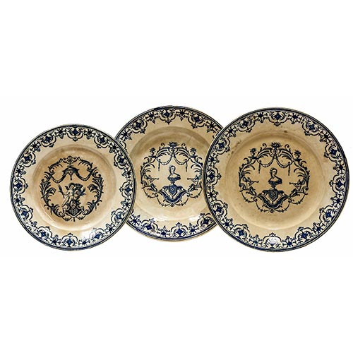 Sub.:2-On - Lote: 635 -  Lote de tres platos en cermica J. Vieillard & Cie de Burdeos, modelo Berain de Moustiers. Francia, s. XIX.