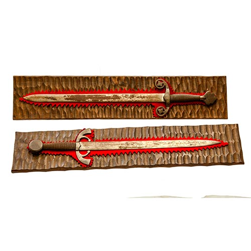 Sub.:2-On - Lote: 1038 -  Pareja de espadas decorativas sobre madera tallada.