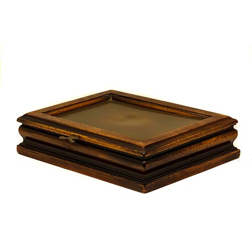Sub.:2-On - Lote: 1069 -  Caja para puros en madera tallada de Valenti con aplicaciones de latn.