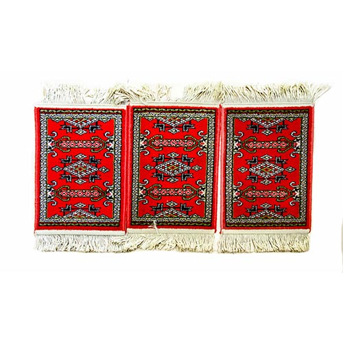 Sub.:2-On - Lote: 264 -  Lote de tres pequeas alfombras de estilo persa con motivo central de herat geometrizado sobre fondo rojo.