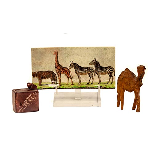 Sub.:2-On - Lote: 903 -  Recuerdos de frica. Lote con figura de camello en madera tallada, cajita y plato en porcelana.