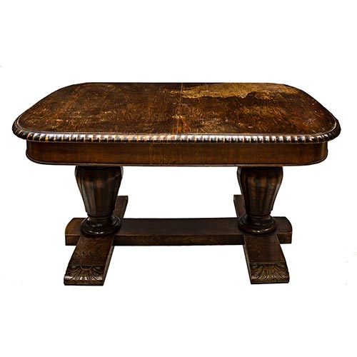 Sub.:2-On - Lote: 11 -  Mesa de comedor en madera de castao tallada con dos extensiones de 38 cm cada una.